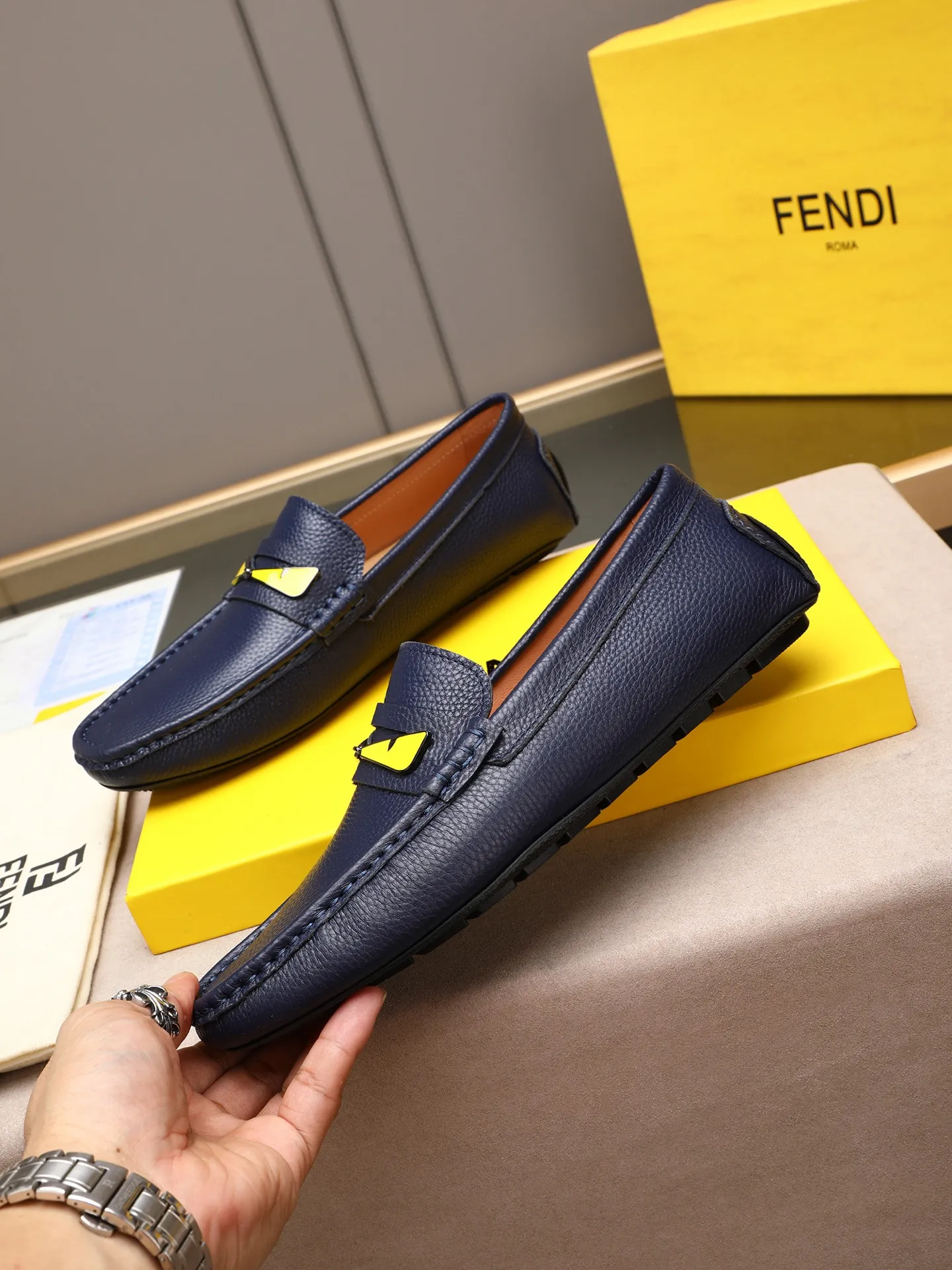 Men's shoes 💰400💰[FENDI] The little monster of Fendi F family, which is popular all over the world, is coming in a big way, the latest color, driving slip-on loafers, avant-garde and versatile fashion men's shoes, bun shoes, bean shoes👌👌👌 Private mold opening, 1:1 reproduction... The upper is made of first-layer cowhide, and the first-layer pigskin lining... is extremely comfortable, fashionable, simple, atmospheric and personalized [color] The side of the shoe is more refined, and the overall effect is handsome [ Turn in a circle][Turn in a circle]💭This hardware monster with eyes is not the popular version on the market🚳🚳Compared with the old model, it is more trendy, eye-catching and more classy🔰This summer, the little monster will subvert the old ideas and share the fashion with you🔱A must-have for fashionistas! Must keep it for yourself! Online outsole, high-end quality workmanship. Color: black, blue, white, red. Matching code: 38-44 (45 46 47 customized) (standard leather shoe size)